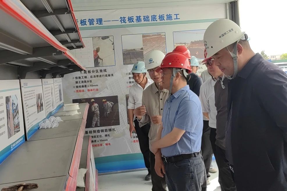 1752562670554811.jpg 南京市六合區人大常委會副主任、龍袍新城常務副指揮長薛其松到南京龍袍項目檢查指導工作.jpg